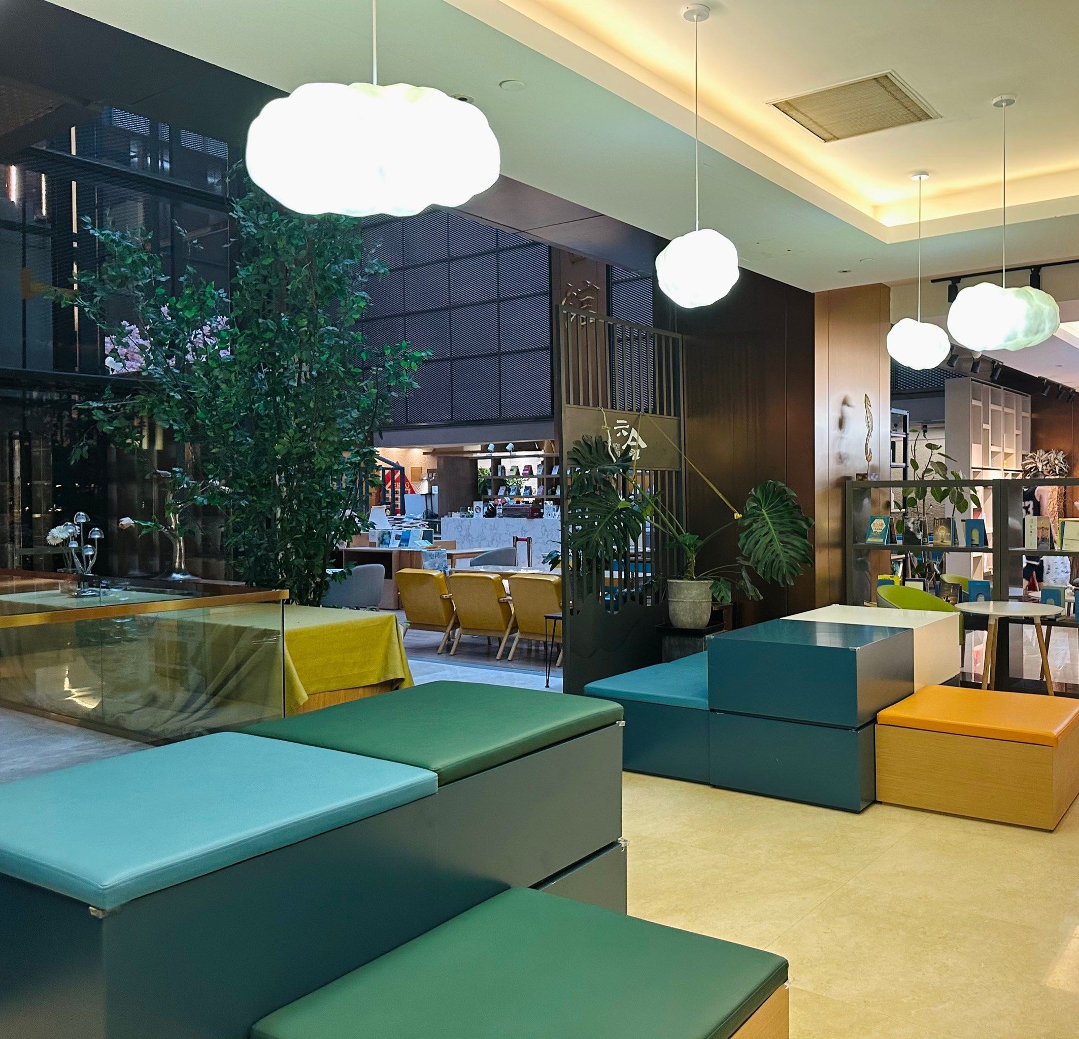 尾锐狱国艚广场六合书店
