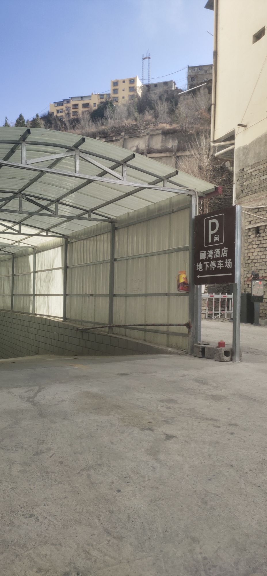 小金郦湾酒店地下停车场-出入口