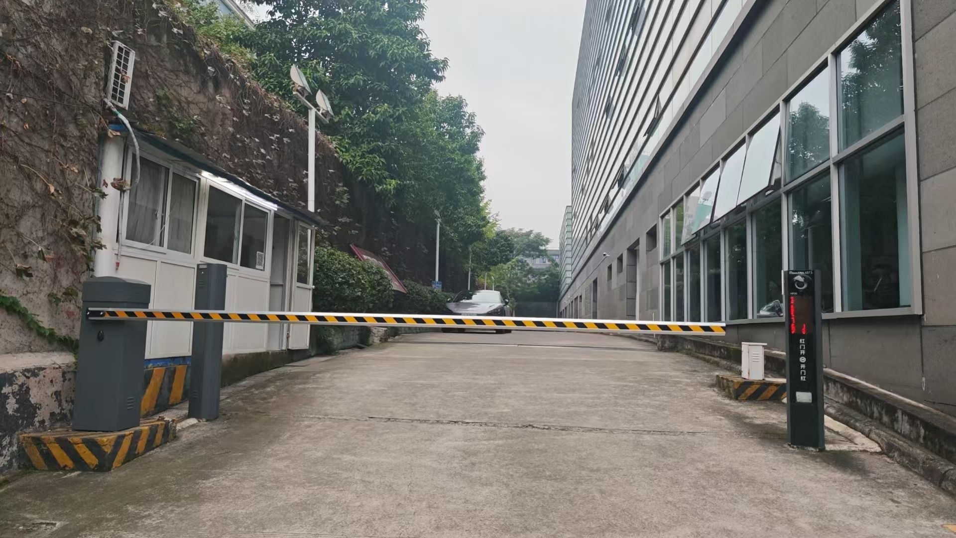 达州市图书馆地下停车场-出入口