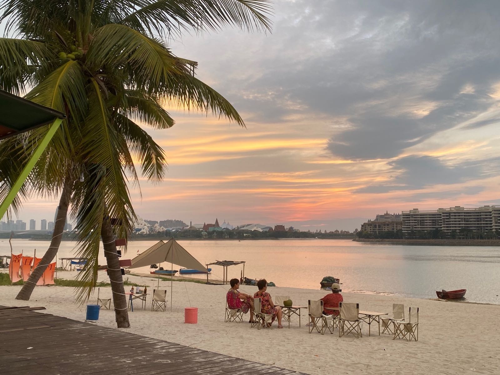 落日海岸·营地