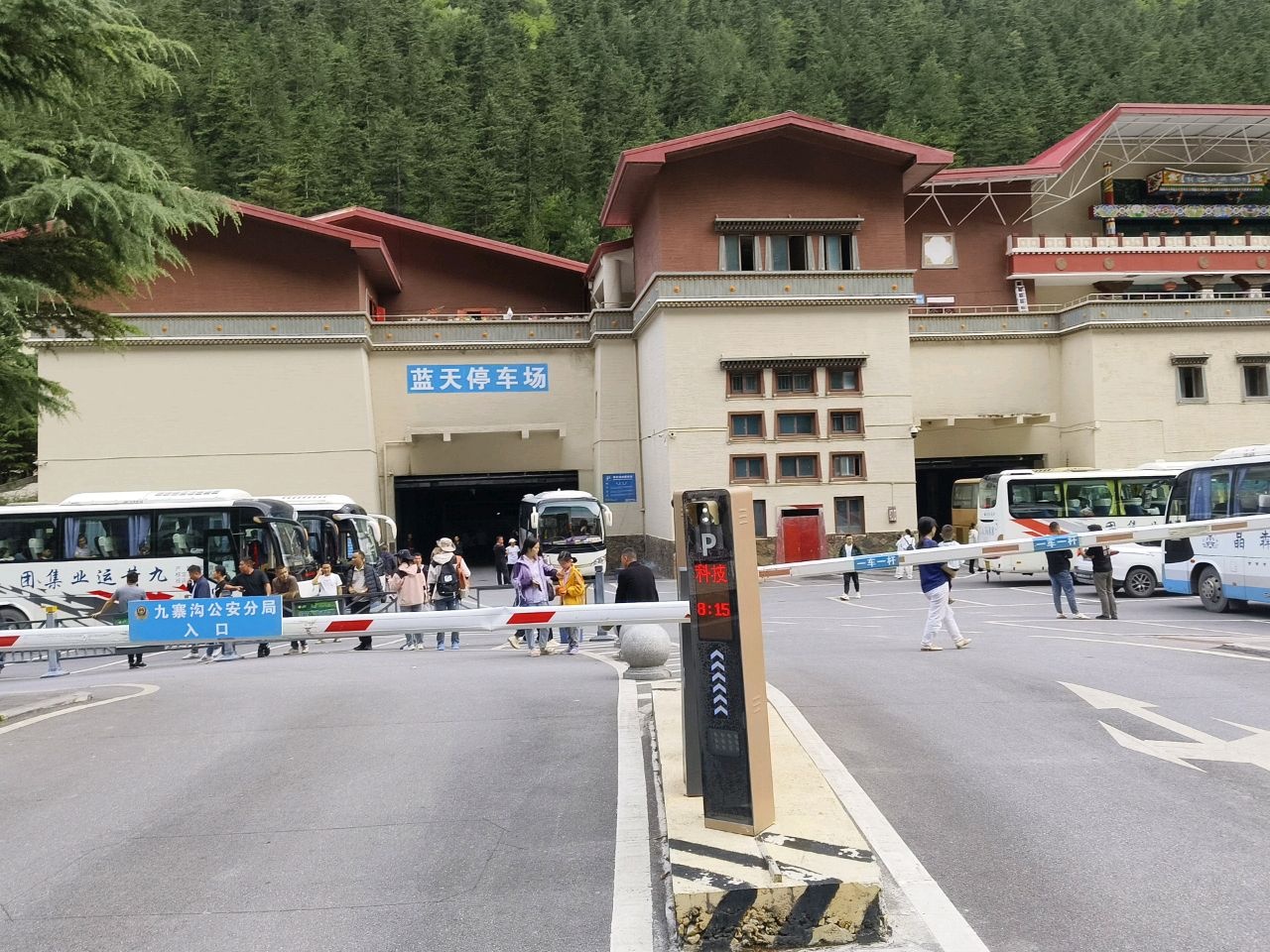 蓝天立体停车场-出入口
