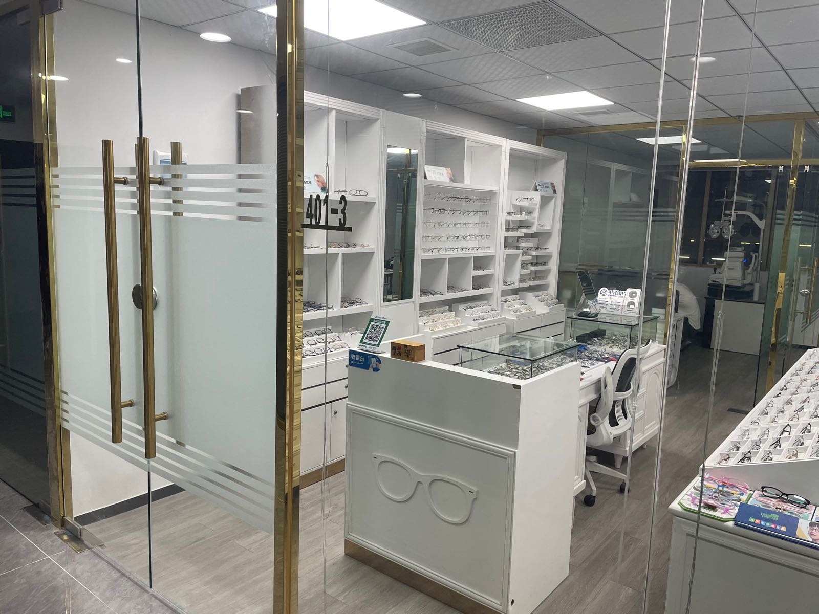 梆奥悻杭鲨眼镜