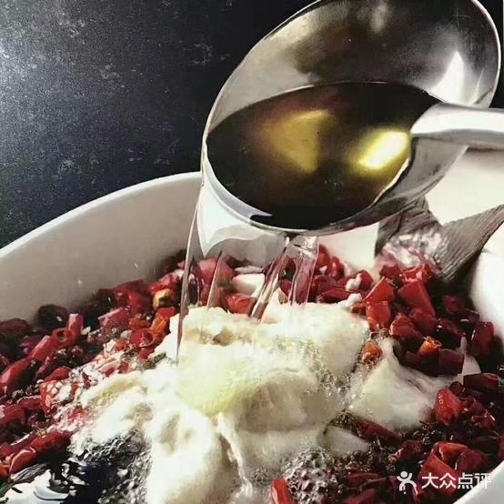 渝见小背篼·烤鱼·江湖菜小酒吧(凤凰城店)
