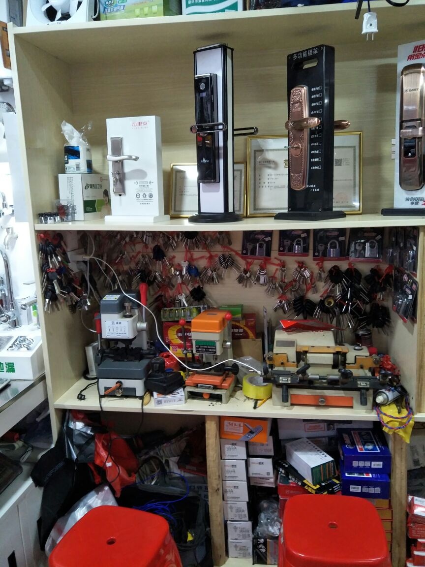 宝莱福五金百货配钥匙开锁换锁