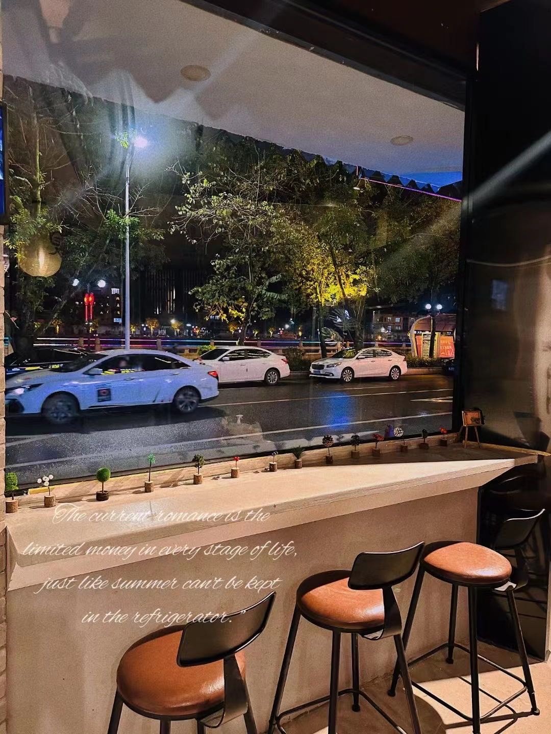 晚风酒馆