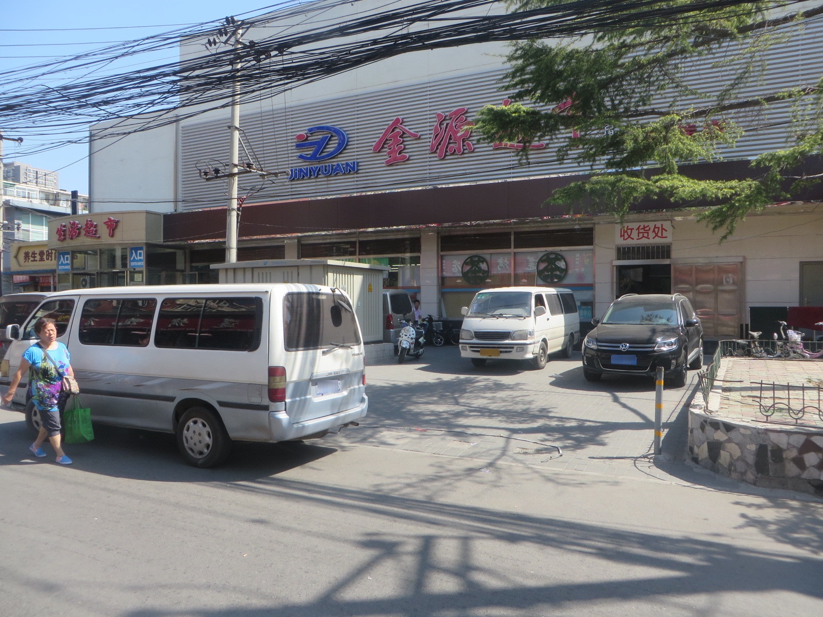 红莲烤鸭店(红莲北里店)西侧停车场