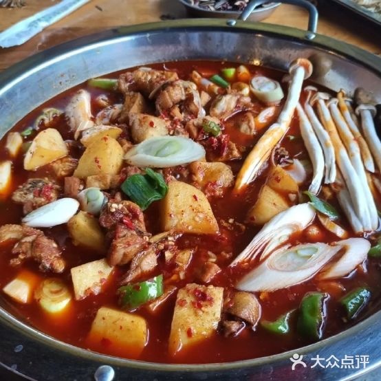 威宁豆皮老猪脚火锅。荞饭鸡火锅