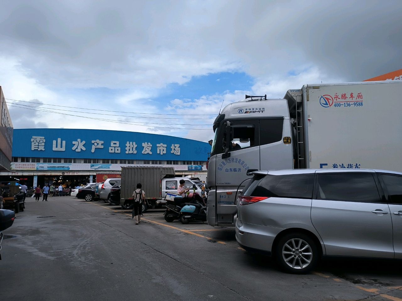 霞山水产品批发市场地上停车场-出入口