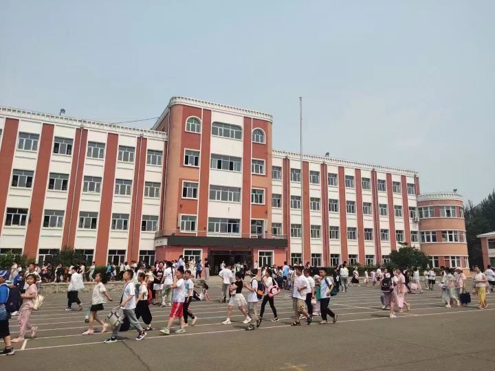 鹤岗市逸夫小学