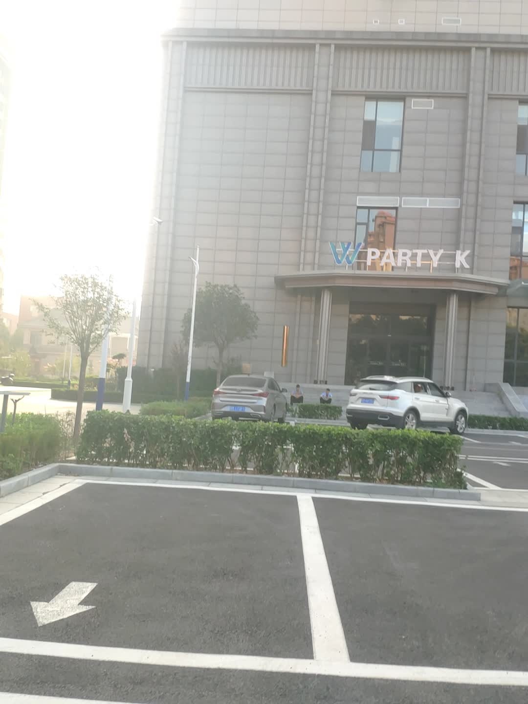 W PARTY K
