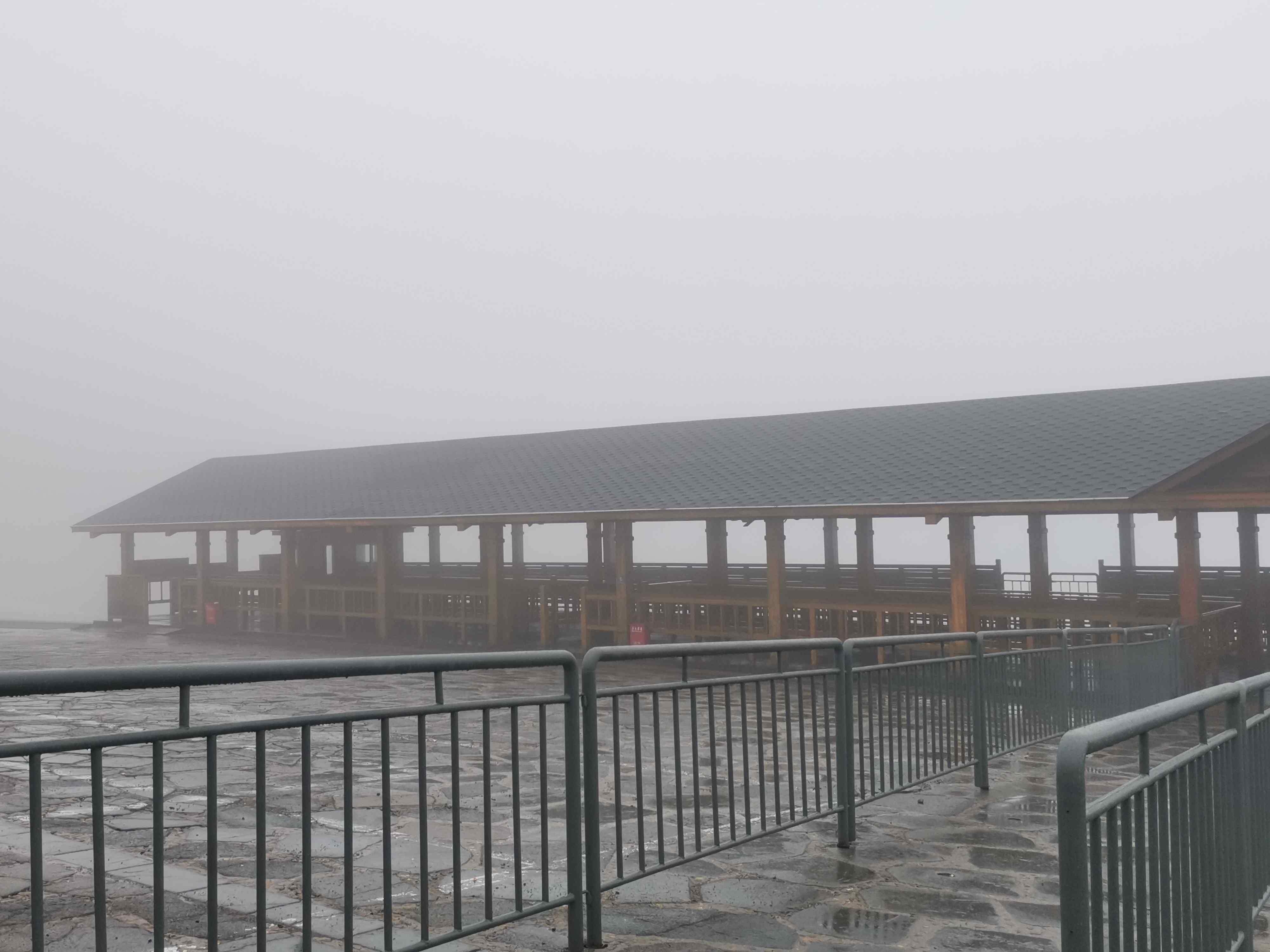 长白山风景区西坡-主峰游客侯车区