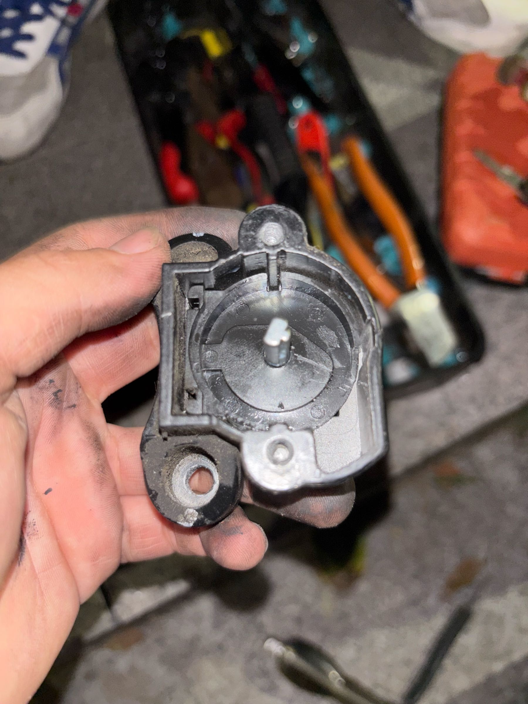 小穆开锁换锁配车钥匙指纹锁搭电