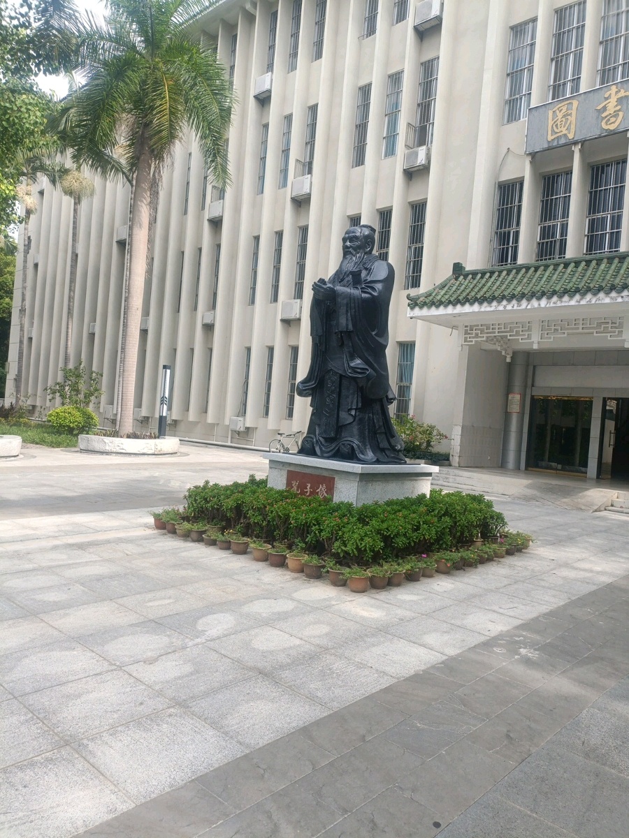 广西民族大学-孔子像