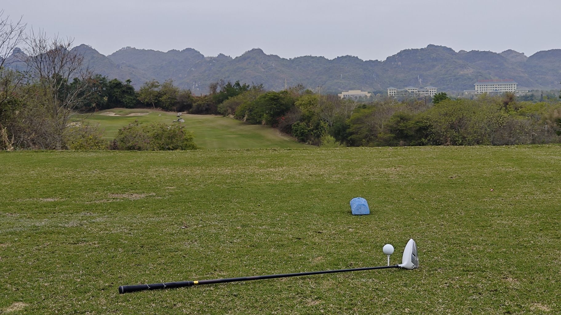 龙峡山高尔夫球场