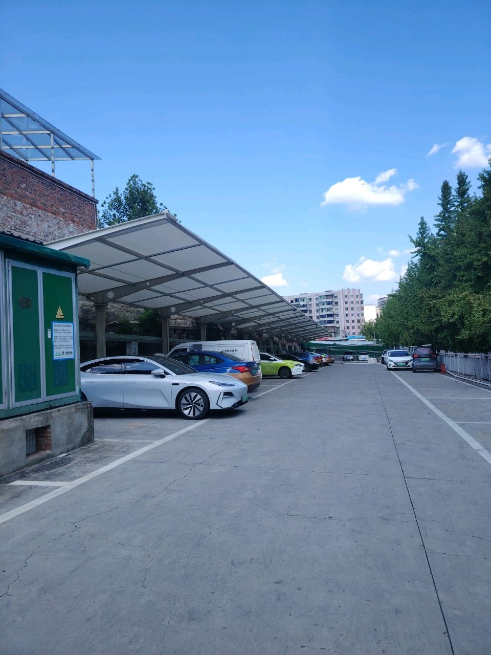 比亚迪闪充汽车充电站(内江市中区实验幼儿园)