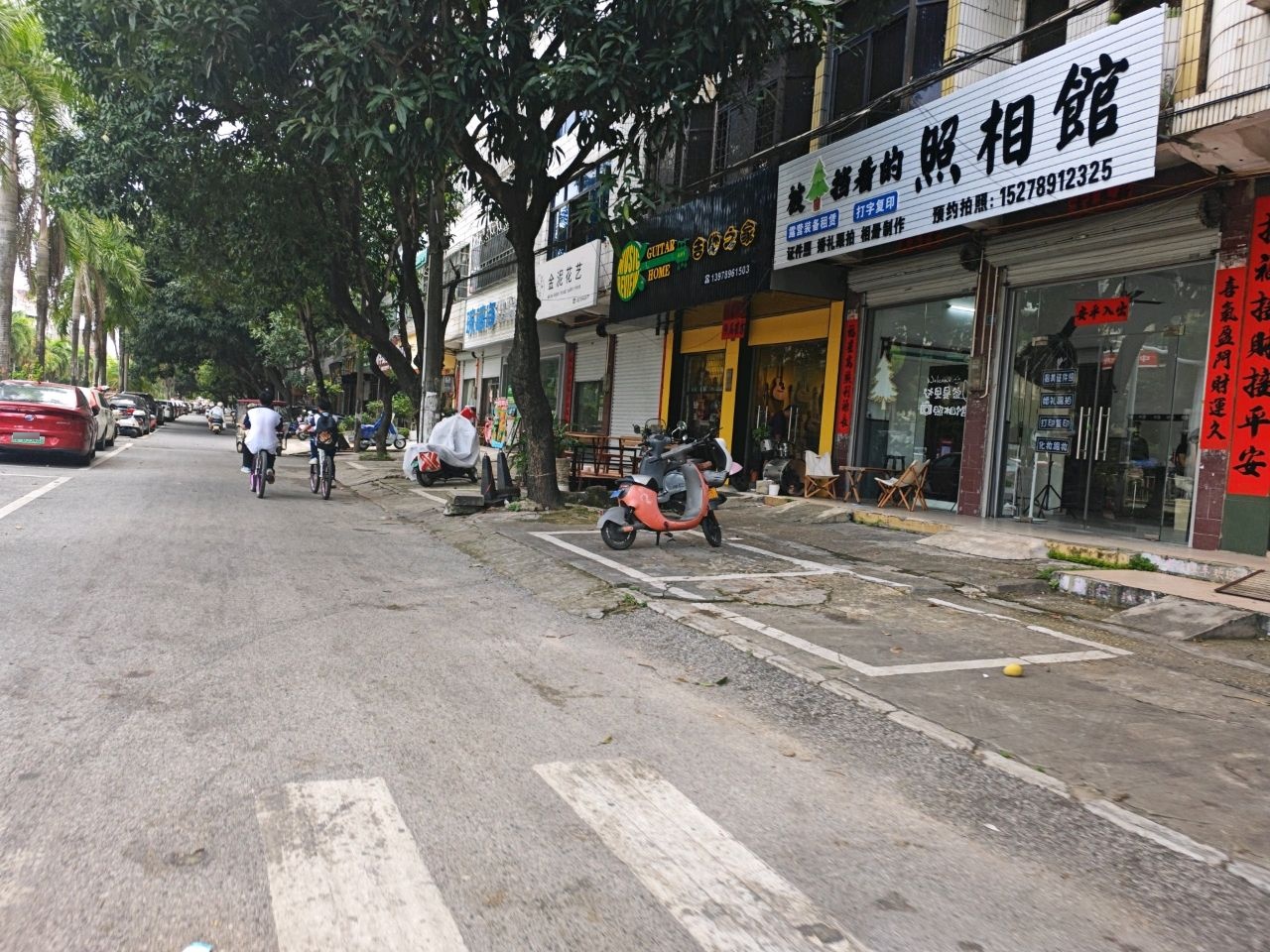 被树挡着的照相馆