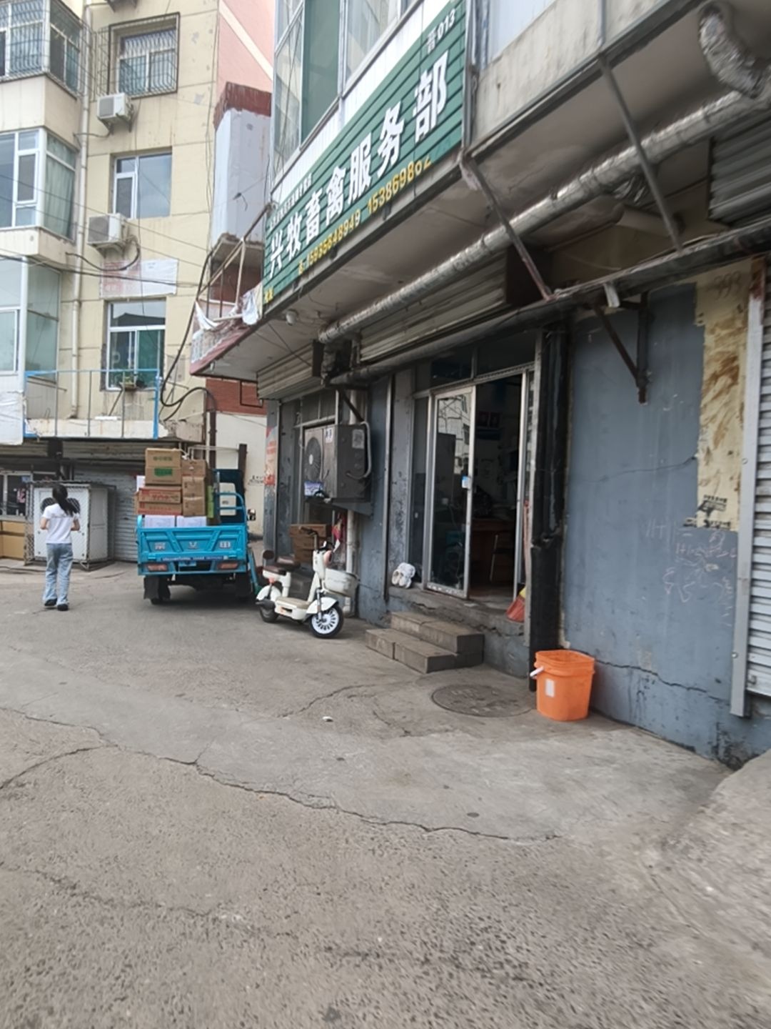 兴牧畜禽服务部(兴南农贸市场店)