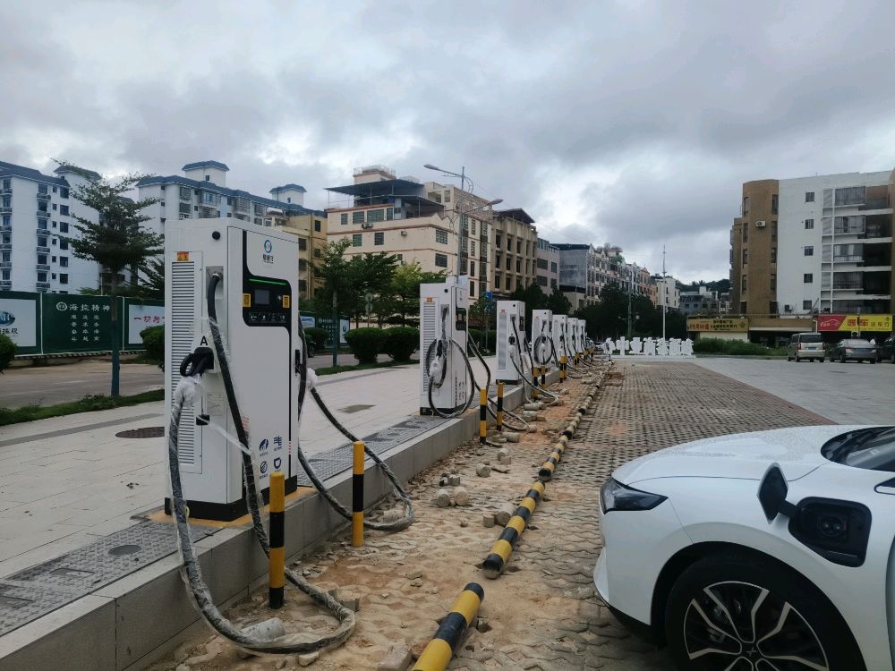 椰速充(琼中和通泰商业中心充电站)