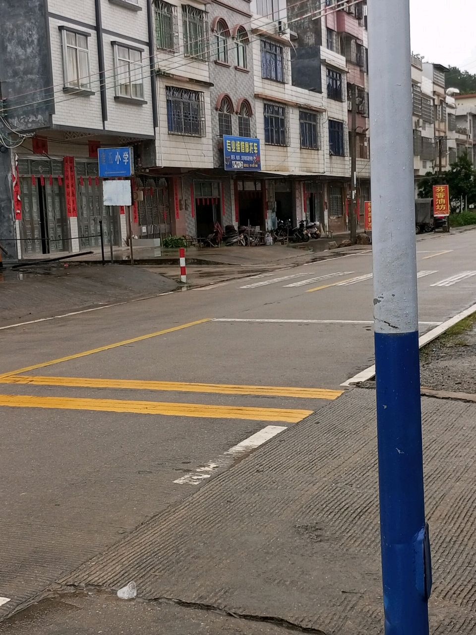 专业维修摩托车