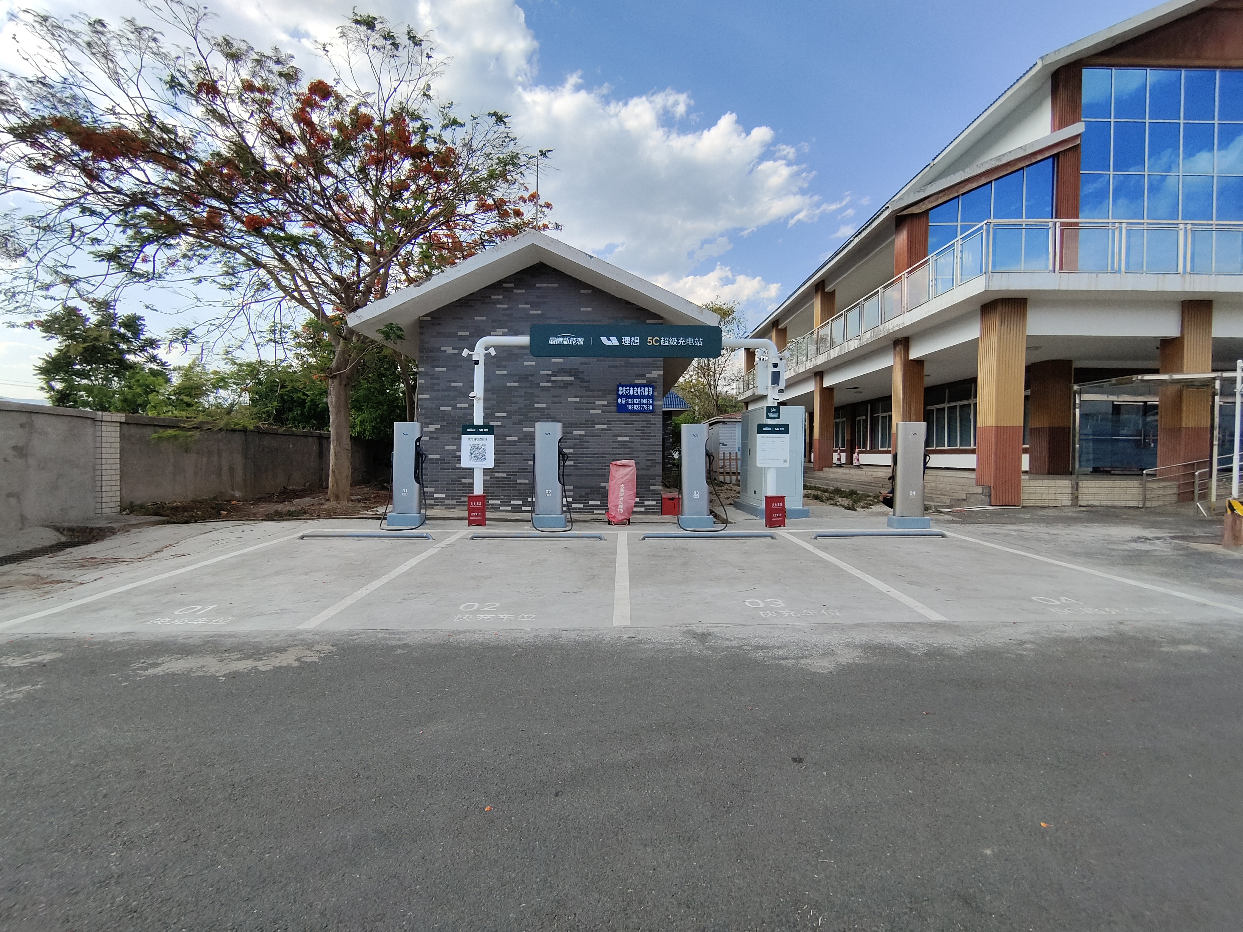 攀枝花西服务区电动汽车充电站