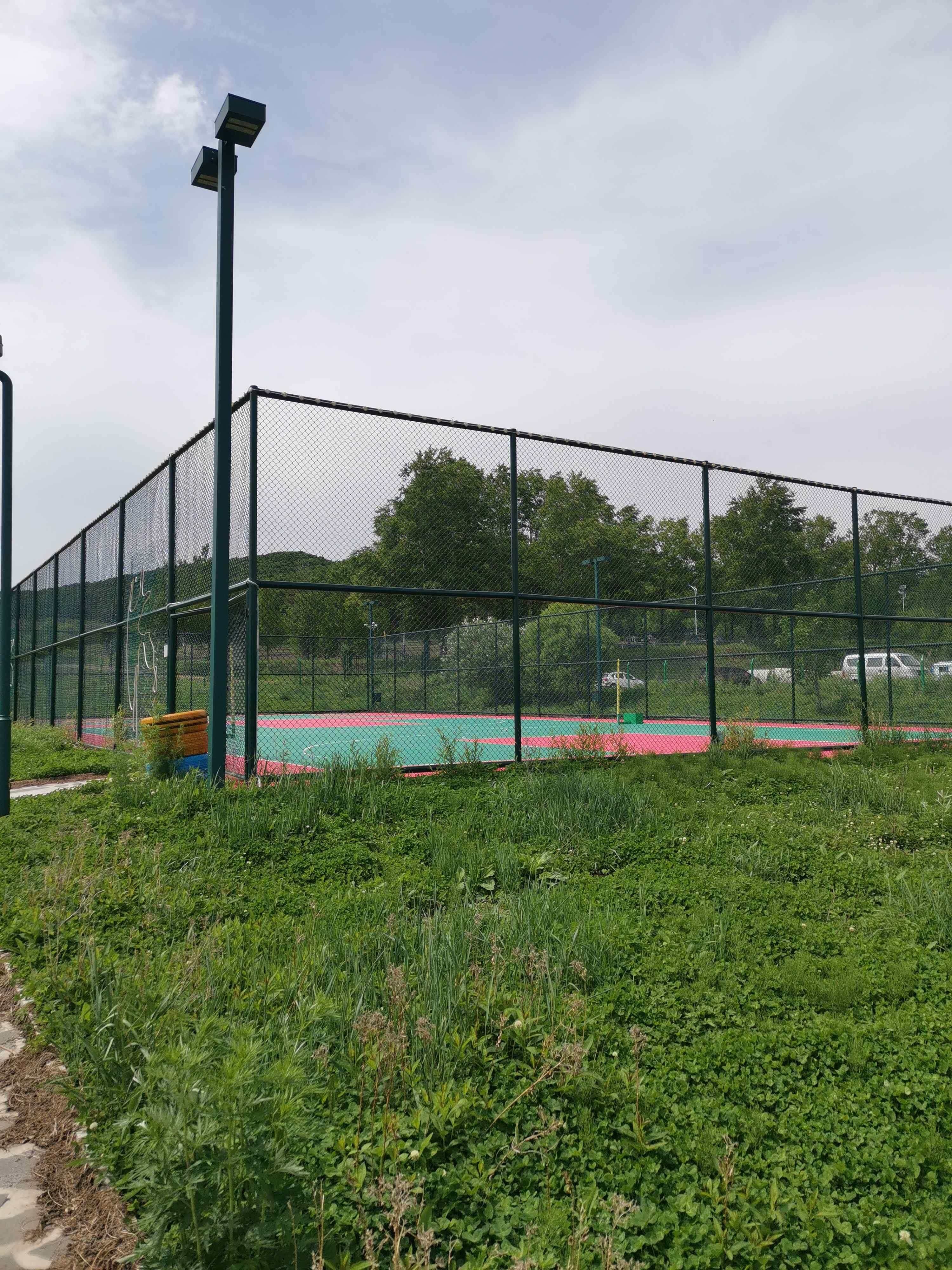 中俄自驾游露营地-网球场