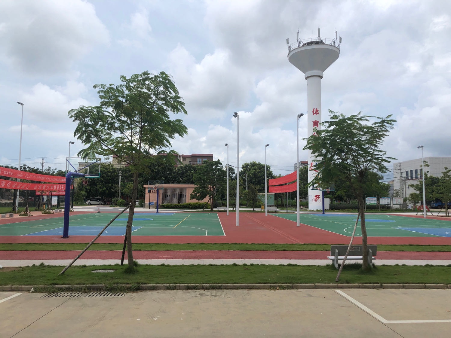 向海社区篮球场