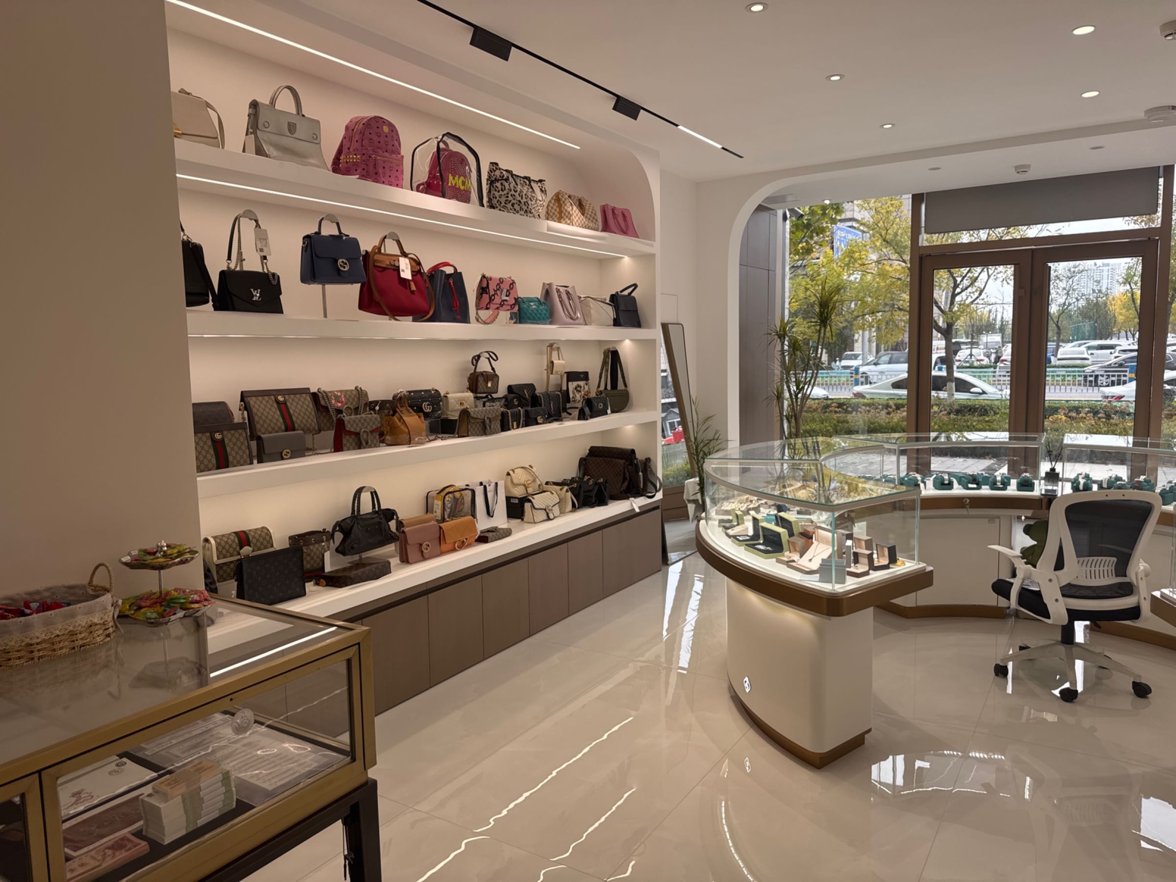 吉迈名奢(开发区第二大街瑰丽花园店)