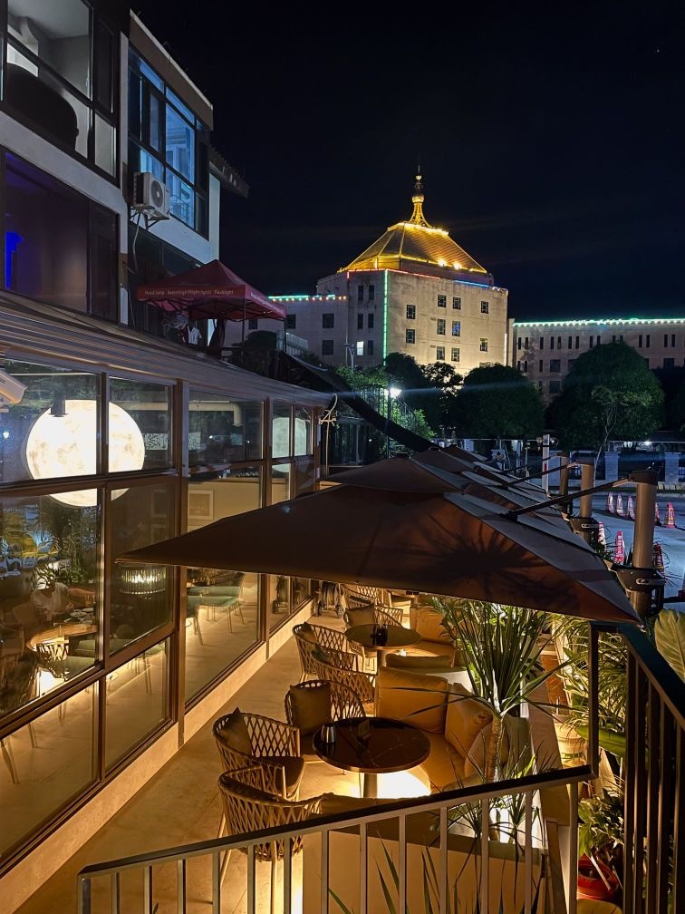荣大金狮酒吧(GOLDEN LIONSBAR)