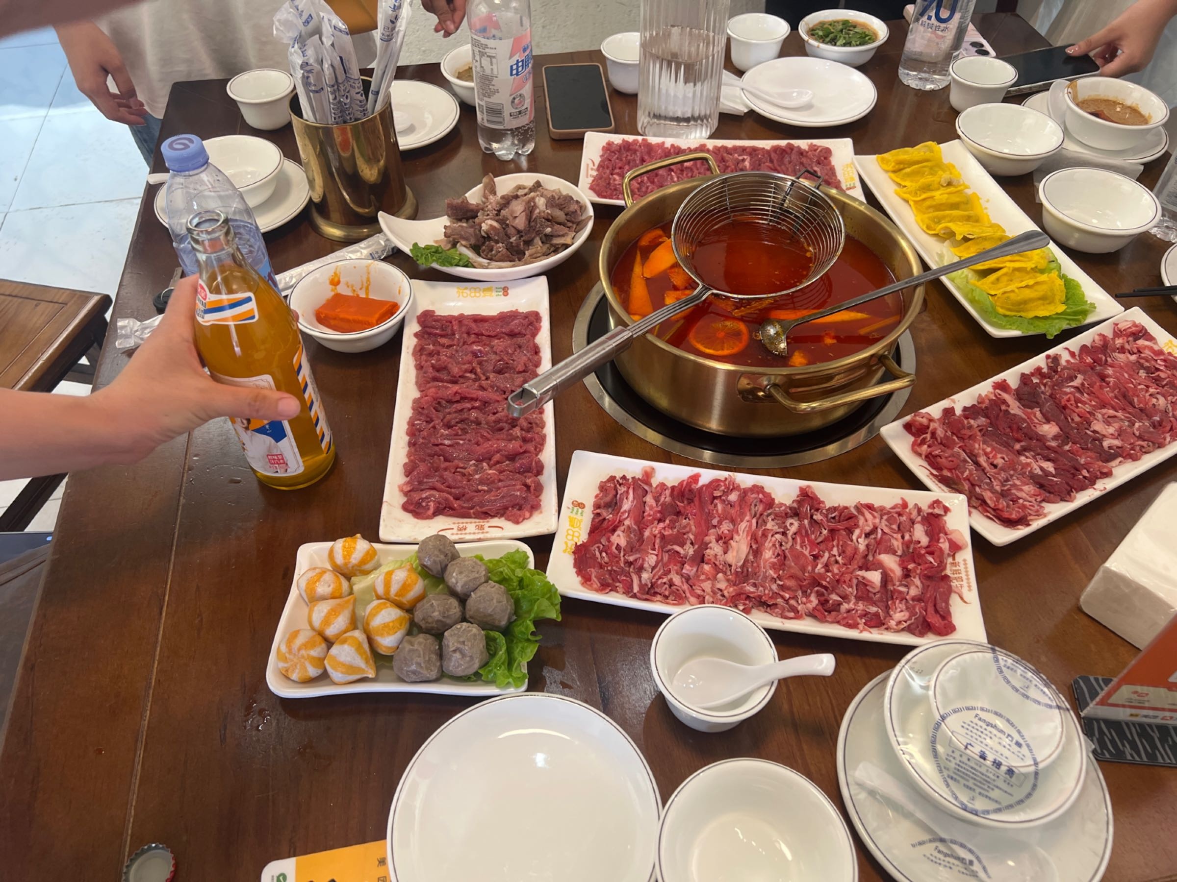 贵州里酸汤鲜切牛肉火锅