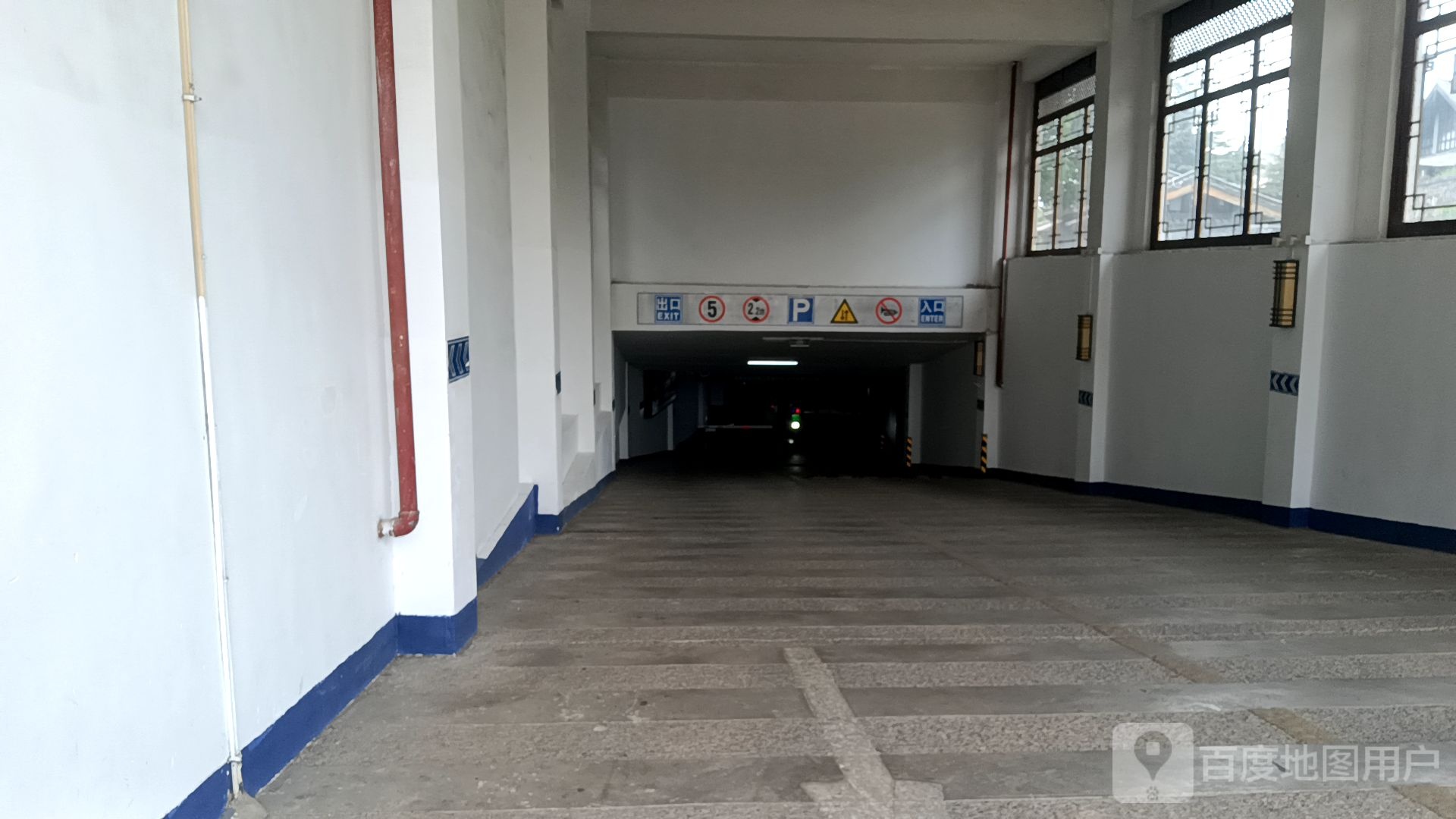 丽江古城5596休闲街-地下停车场